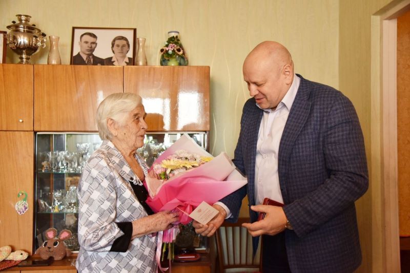 Мэр Омска Сергей Шелест вручил юбилейные медали ветеранам Мэр Омска Сергей Шелест вручил юбилейные медали ветеранам