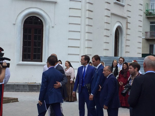 Полежаев снискал лавры, медаль и губернаторские поцелуи на открытии Воскресенского собора Полежаев снискал лавры, медаль и губернаторские поцелуи на открытии Воскресенского собора