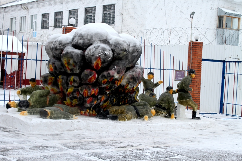 Заключенные омской колонии воссоздали ледяной городок 1942 года Заключенные омской колонии воссоздали ледяной городок 1942 года