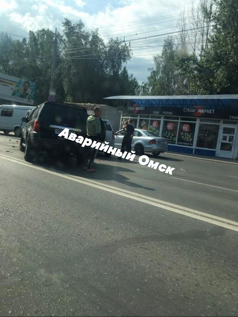 В Омске из-за ДТП на проспекте Мира образовалась огромная пробка В Омске из-за ДТП на проспекте Мира образовалась огромная пробка