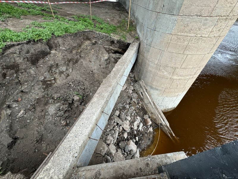 В Омске набережную реки Омь накрыла еще одна напасть В Омске набережную реки Омь накрыла еще одна напасть