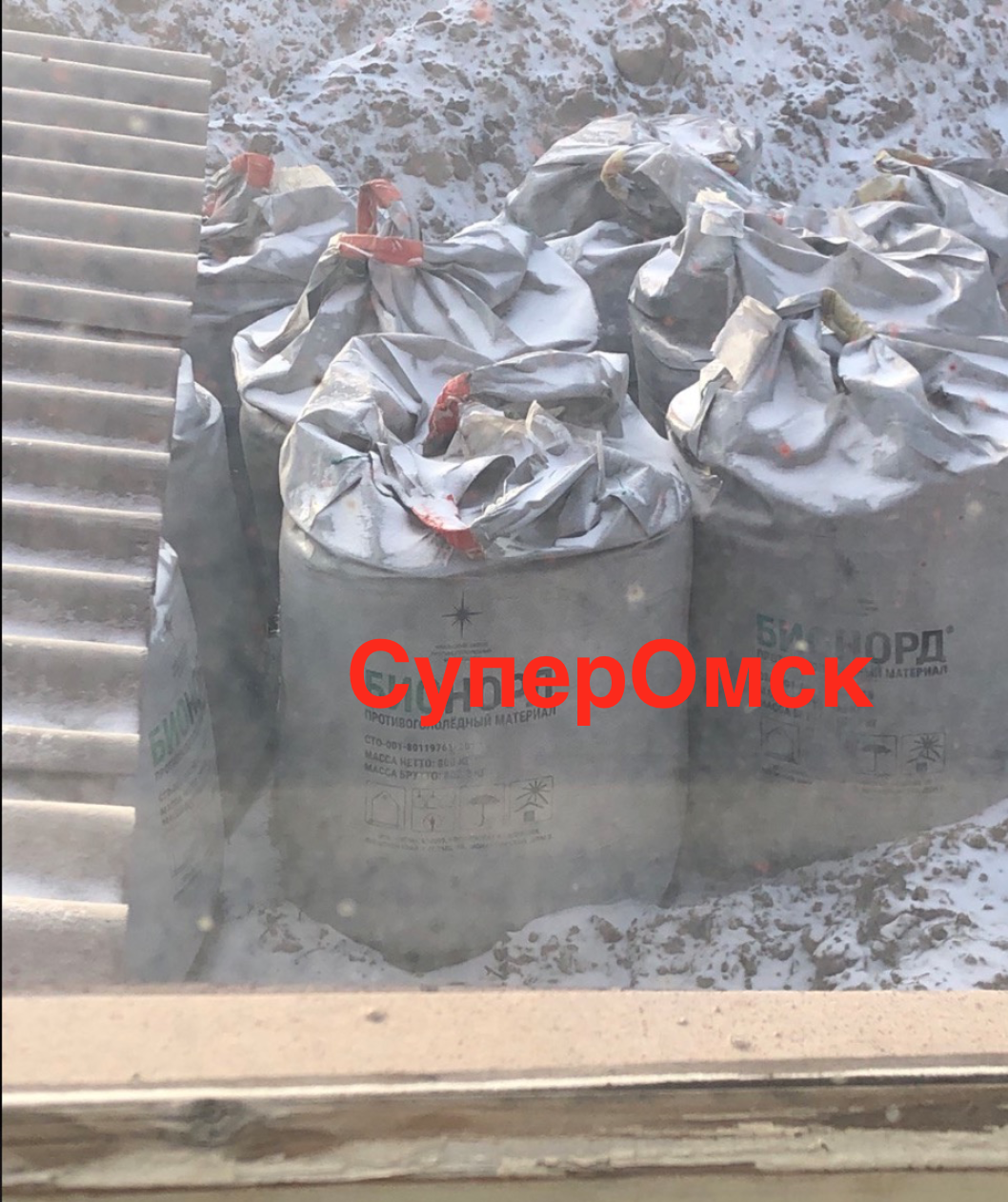 Дорожники начнут посыпать улицы Омска реагентами из старых запасов