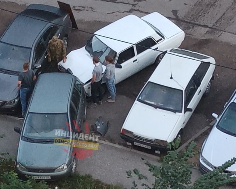 На парковке во дворе Омска произошла массовая авария