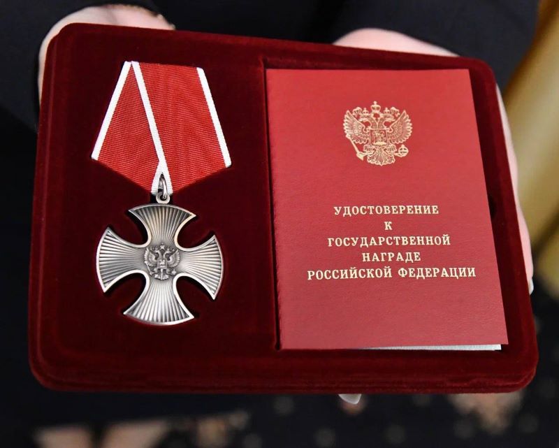 Виталий Хоценко передал орден Мужества семье погибшего героя СВО из Омской области Виталий Хоценко передал орден Мужества семье погибшего героя СВО из Омской области