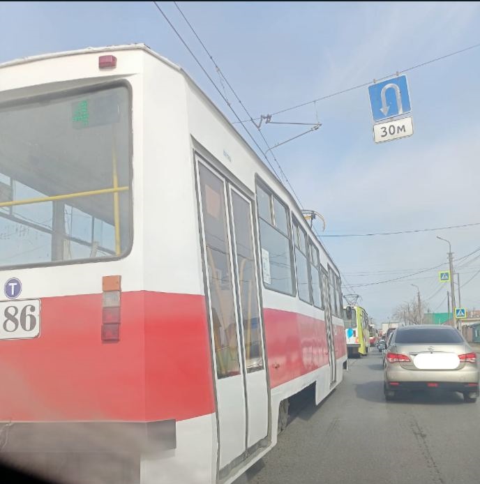 В Омске ДТП с выездом на рельсы сковало движение на Горбатом мосту В Омске ДТП с выездом на рельсы сковало движение на Горбатом мосту