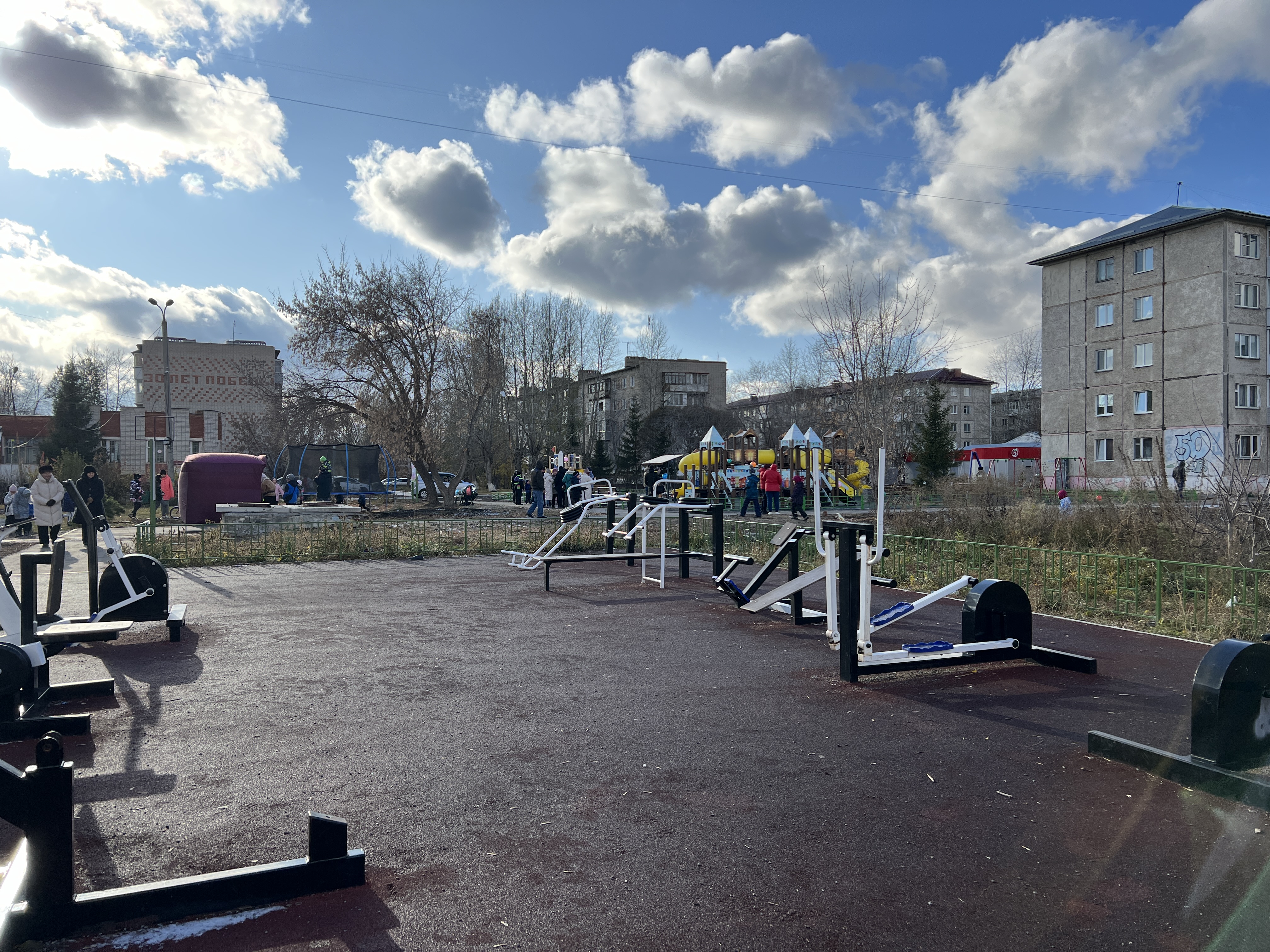 Спикер Омского горсовета Корбут открыл новую игровую площадку для детей десантников