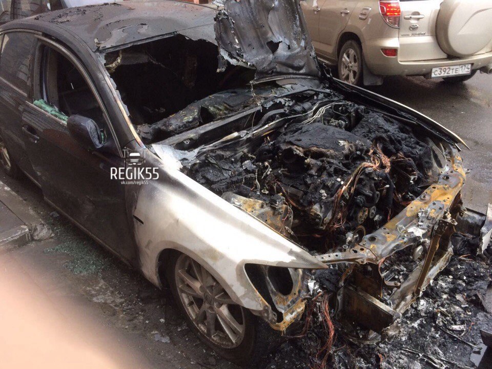 В Омске под окнами жилых домов сгорел Lexus В Омске под окнами жилых домов сгорел Lexus