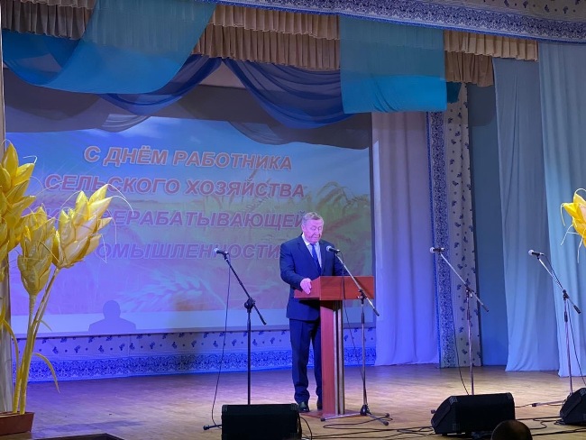 Депутат омского ЗС Дмитрий Павлов поздравил с профессиональным праздником аграриев из Павлоградского района Депутат омского ЗС Дмитрий Павлов поздравил с профессиональным праздником аграриев из Павлоградского района