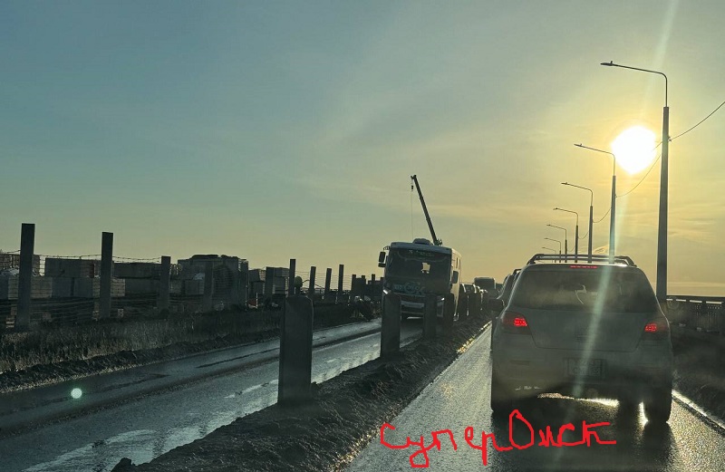 Неисправный автобус парализовал движение на Ленинградском мосту в сторону центра Неисправный автобус парализовал движение на Ленинградском мосту в сторону центра