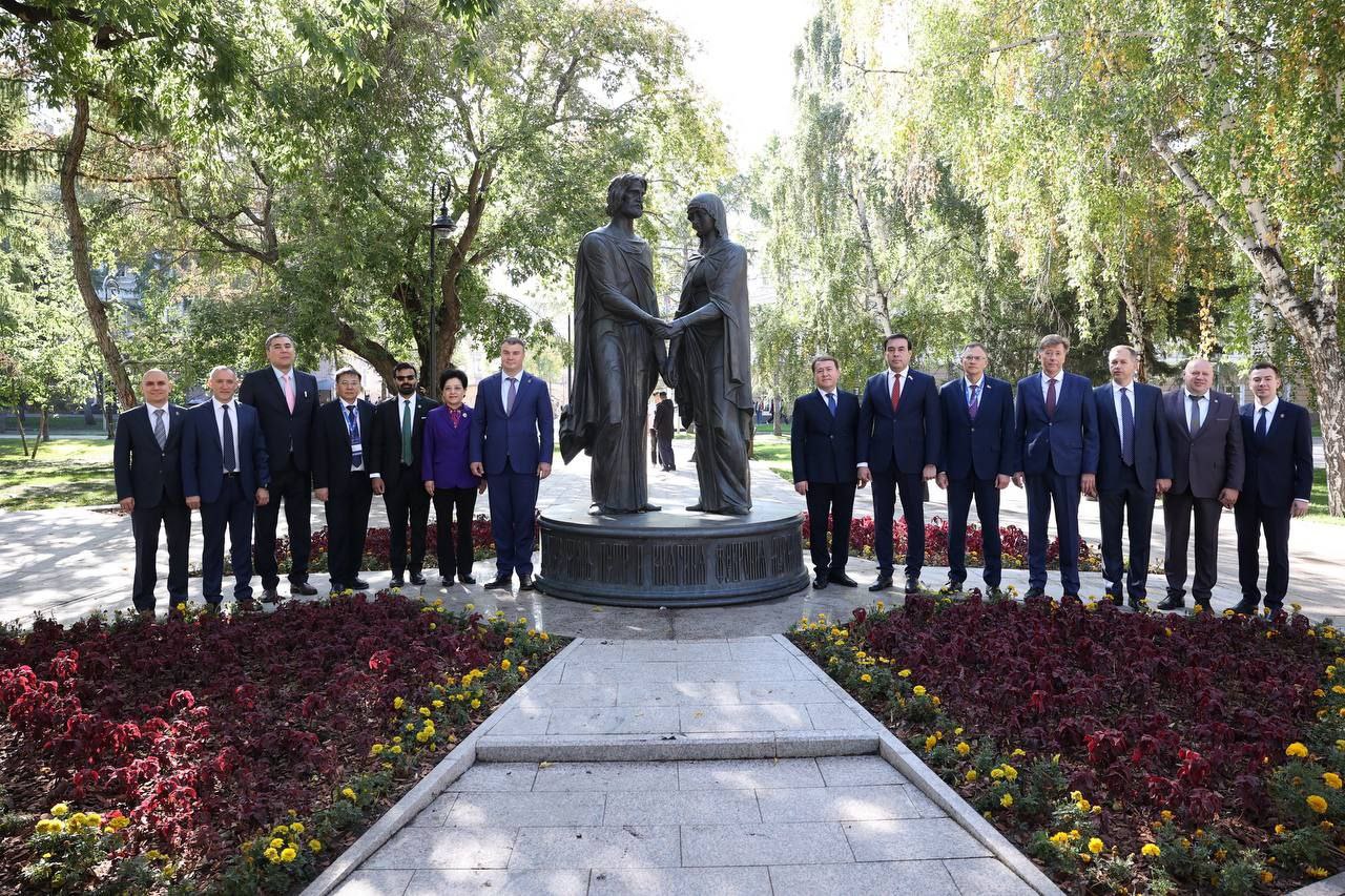 Губернатор Хоценко и участники Форума стран ШОС открыли Городской сад в центре Омска