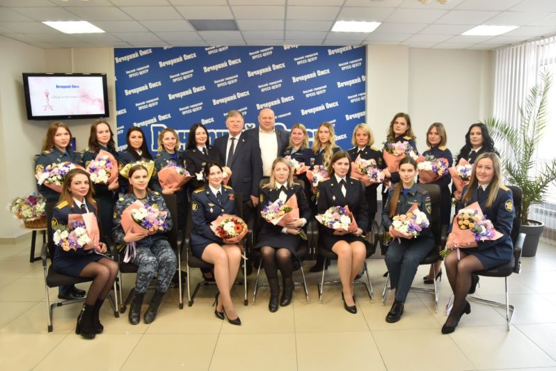 Мэр Омска Шелест наградил красавиц-конкурсанток проекта «Леди в погонах»