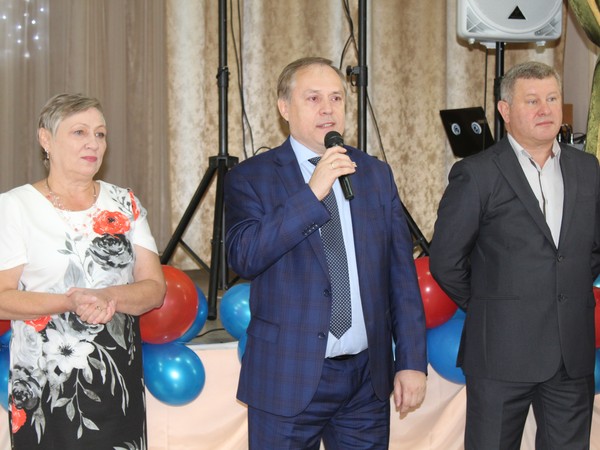 Депутаты горсовета побывали на торжественной линейке в омской школе Депутаты горсовета побывали на торжественной линейке в омской школе