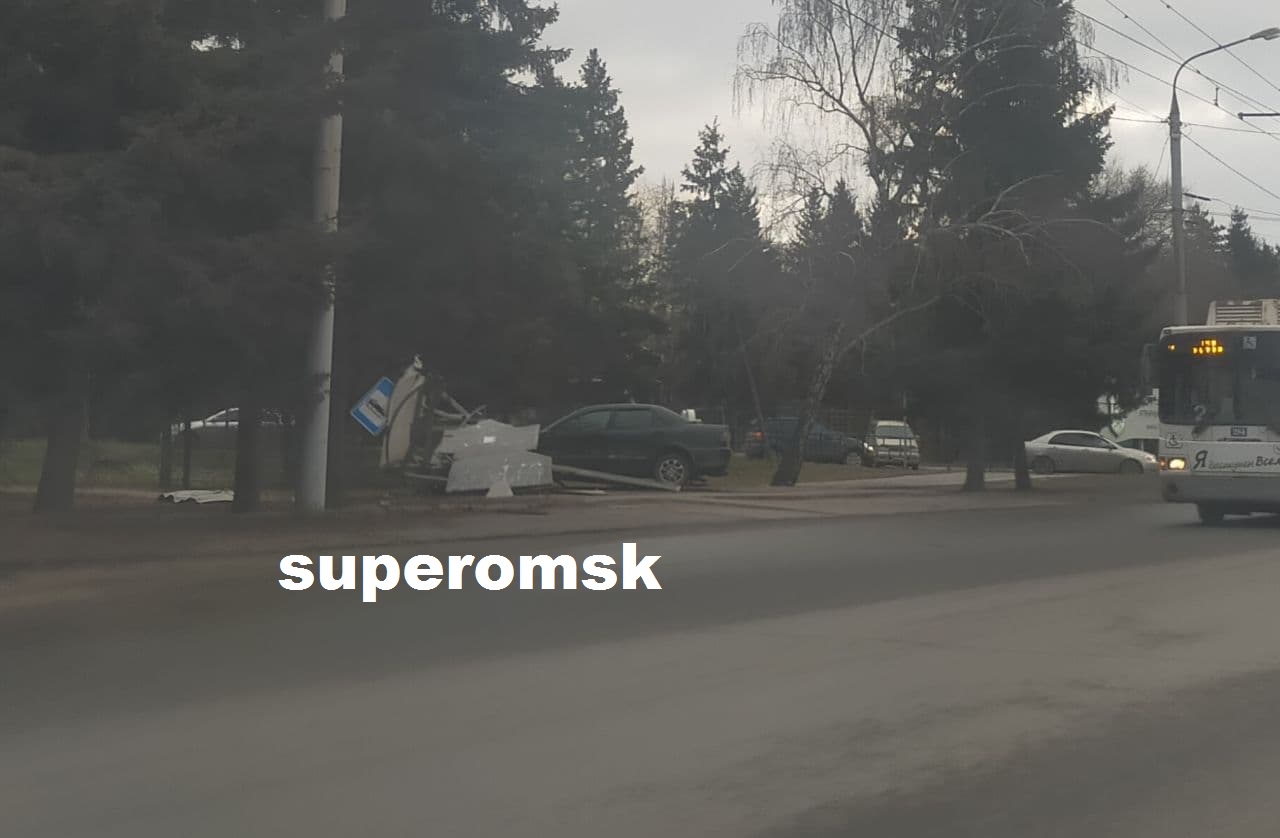 В жуткой аварии на Красном Пути в Омске снесли остановку В жуткой аварии на Красном Пути в Омске снесли остановку