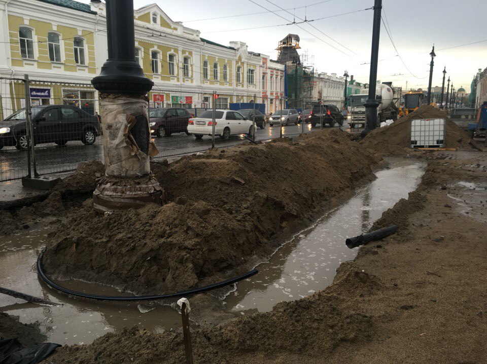 Улица Ленина встала в гигантскую пробку из-за дождя Улица Ленина встала в гигантскую пробку из-за дождя