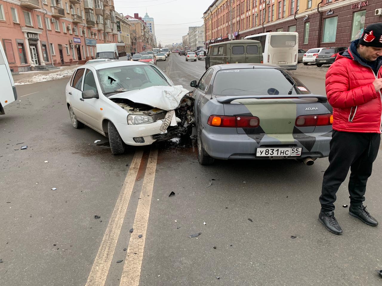 В Омске «Лада Калина» протаранила пассажирскую маршрутку: есть жертвы В Омске «Лада Калина» протаранила пассажирскую маршрутку: есть жертвы