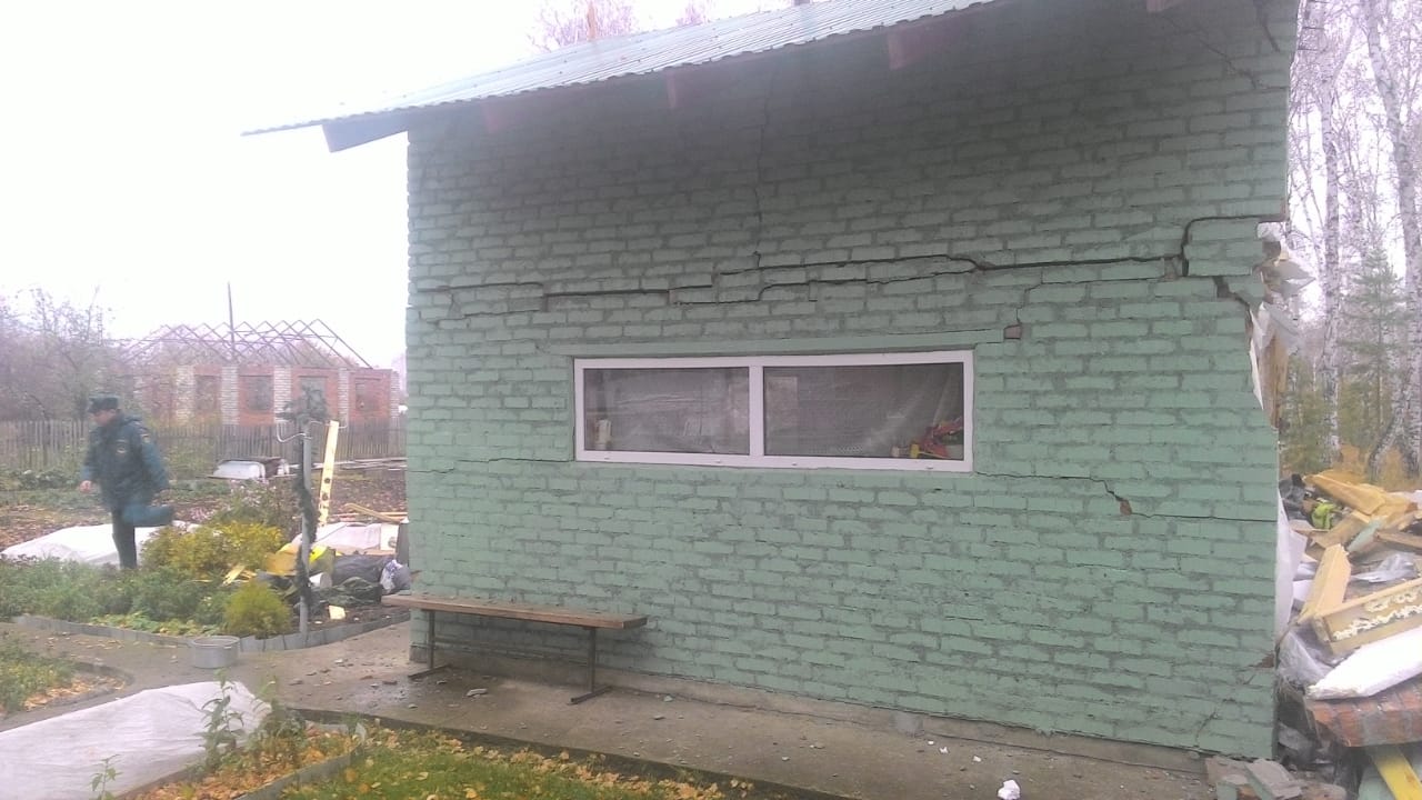 В Омске рухнула стена дома: погиб мужчина В Омске рухнула стена дома: погиб мужчина