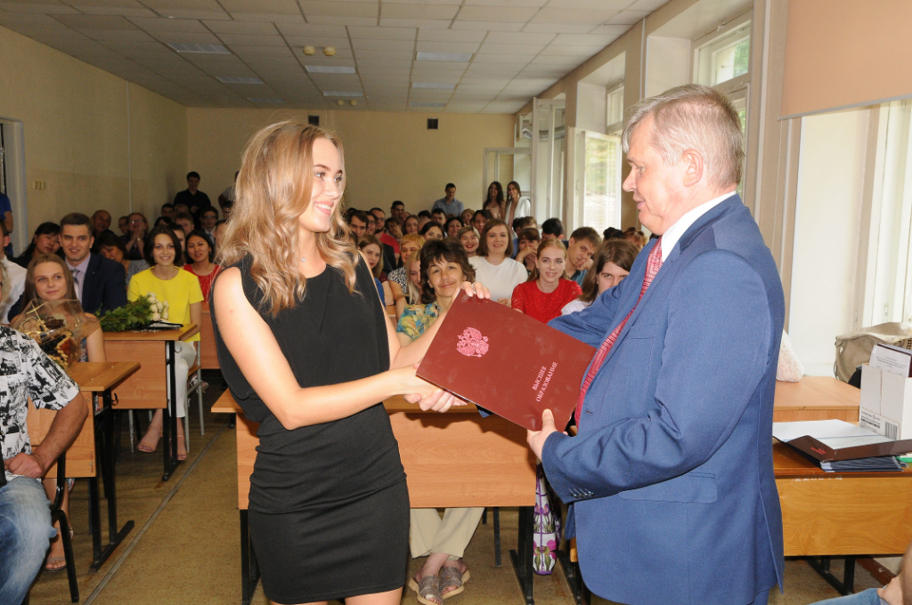 Дипломы с отличием получили более 400 выпускников ОмГУ