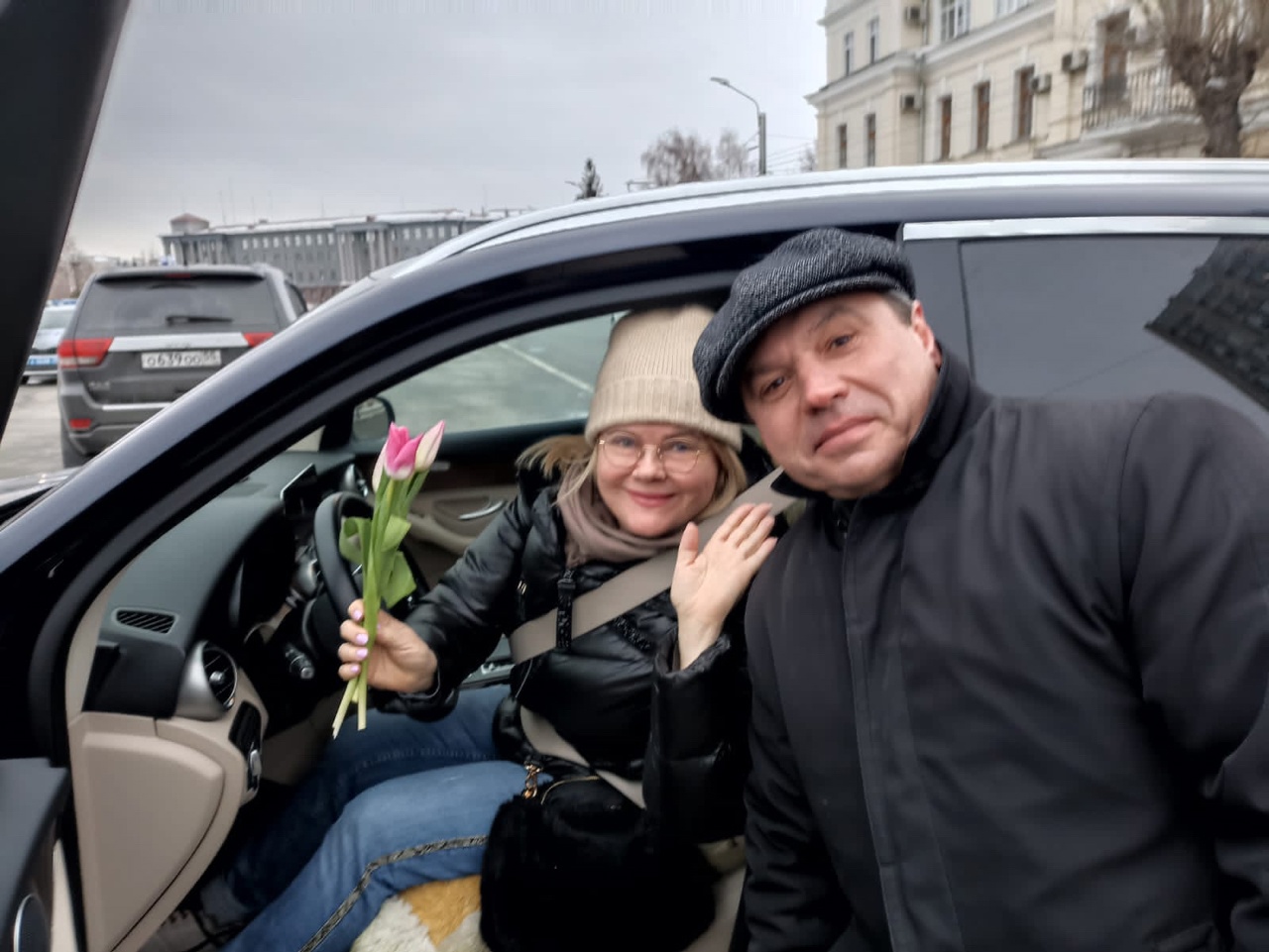 Сотрудники Госавтоинспекции и Юрий Козловский поздравили автолюбительниц с Международным женским днем