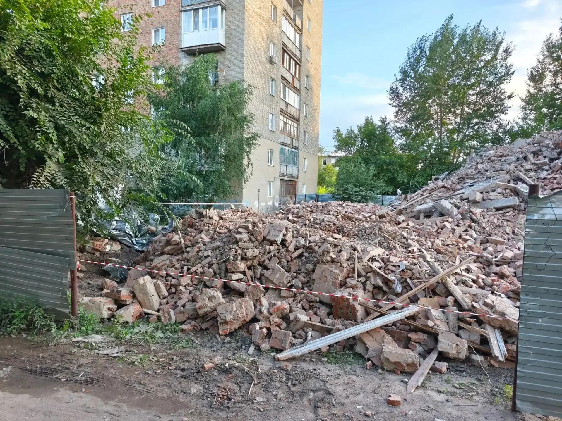В мэрии Омска ответили на информацию о падении пятиэтажки на соседний дом: смотрим фото В мэрии Омска ответили на информацию о падении пятиэтажки на соседний дом: смотрим фото