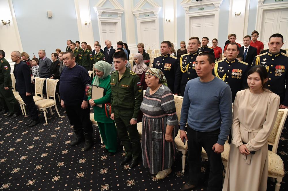 Александр Бурков вручил ордена Мужества родственникам героев СВО