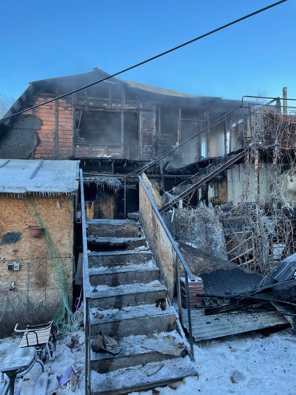 Появились фотографии сгоревшего дома в Омске Появились фотографии сгоревшего дома в Омске