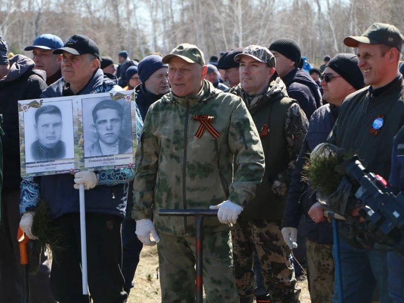 Омский губернатор Хоценко принял участие в высадке геоглифа «ПОБЕДЕ – 80»