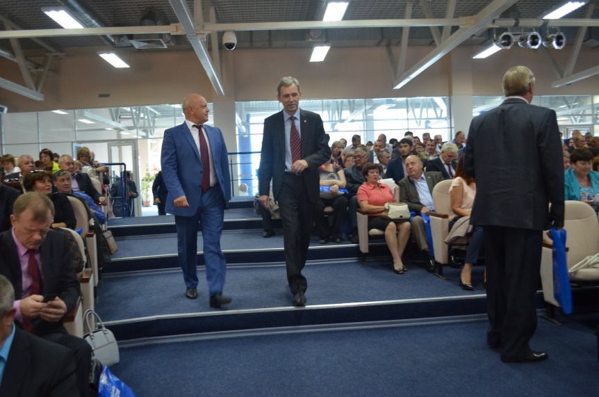 Омские единороссы переняли моду на галстуки у Путина