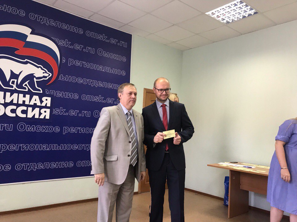 Тетянников передал тайное послание Инне Гомолко на вручении кандидатских удостоверений в ОГС Тетянников передал тайное послание Инне Гомолко на вручении кандидатских удостоверений в ОГС