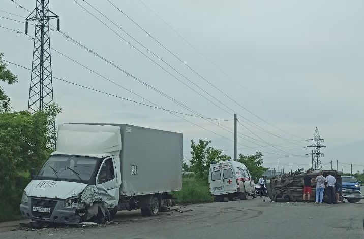 У Окружной дороги Омска машина от удара завалилась на бок