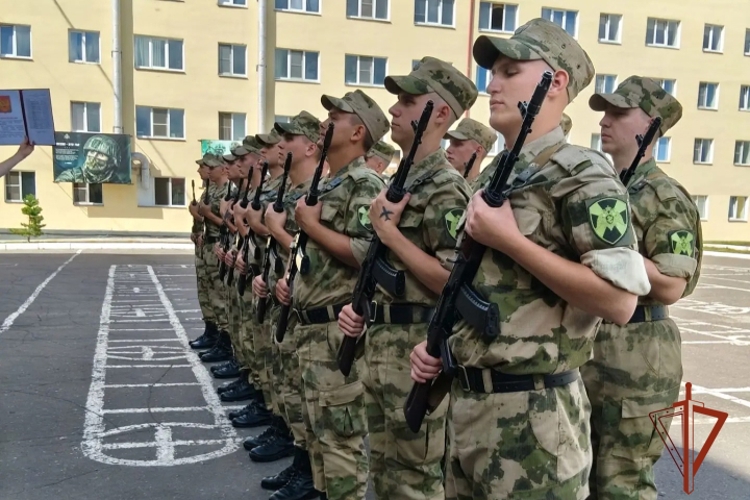 В Омске более 60 молодых бойцов приняли присягу В Омске более 60 молодых бойцов приняли присягу