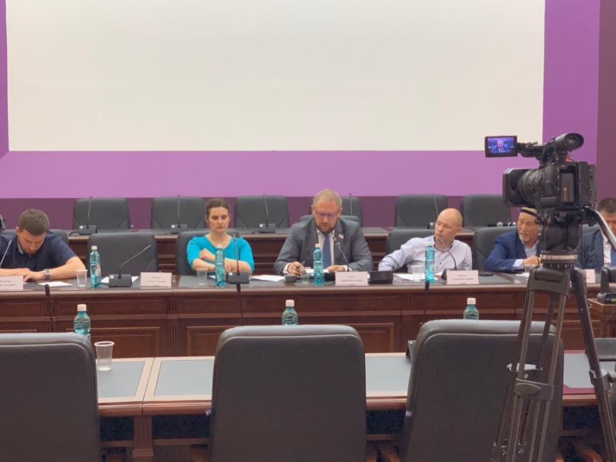 В Омске участники круглого стола попросят губернатора и ЗС принять закон, ограничивающий торговлю алкоголем на первых этажах домов В Омске участники круглого стола попросят губернатора и ЗС принять закон, ограничивающий торговлю алкоголем на первых этажах домов