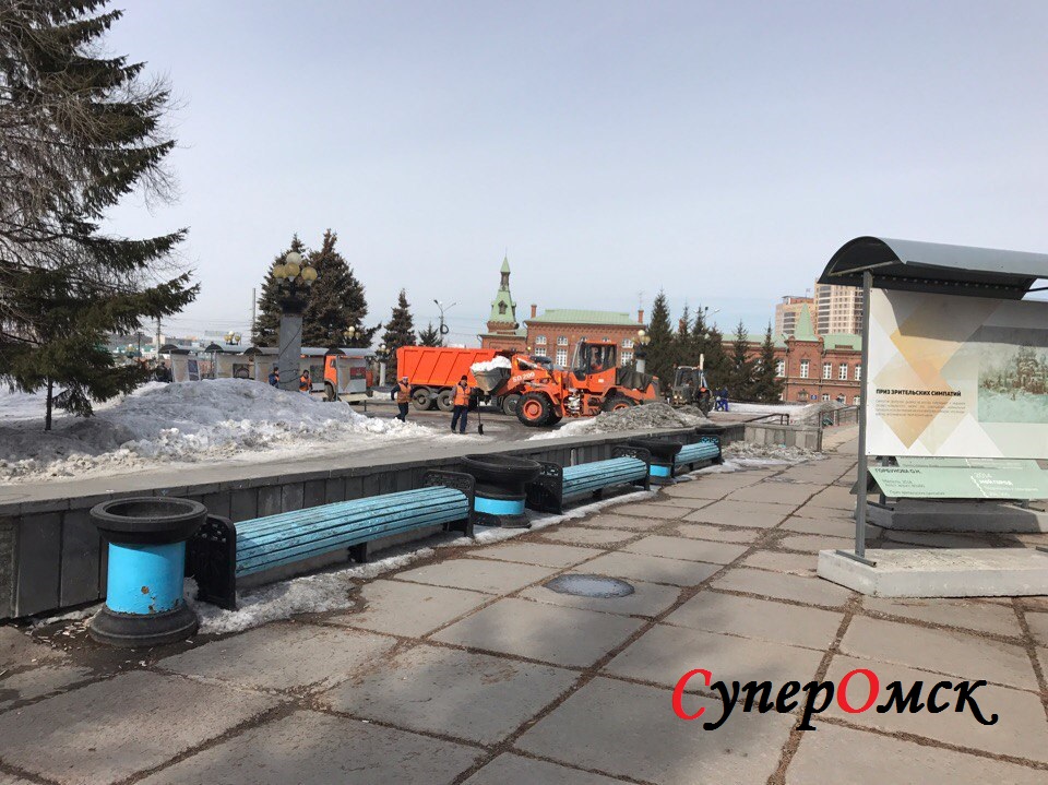 В Омске место схода за Навального огородили лентой из-за уборки снега В Омске место схода за Навального огородили лентой из-за уборки снега