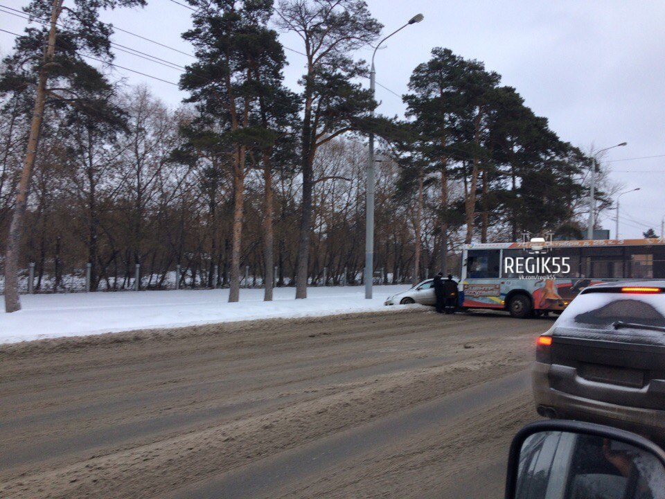 В Омске пассажирский автобус перекрыл Красный Путь из-за ДТП В Омске пассажирский автобус перекрыл Красный Путь из-за ДТП