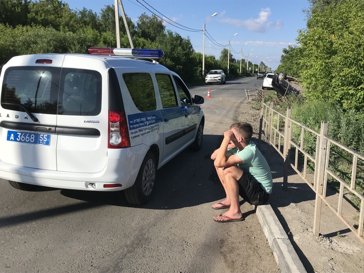 На окраине Омска машина рухнула на крышу и спасла человека На окраине Омска машина рухнула на крышу и спасла человека