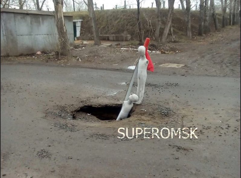В Омске дорожный провал закрыли безрукими детьми-манекенами В Омске дорожный провал закрыли безрукими детьми-манекенами