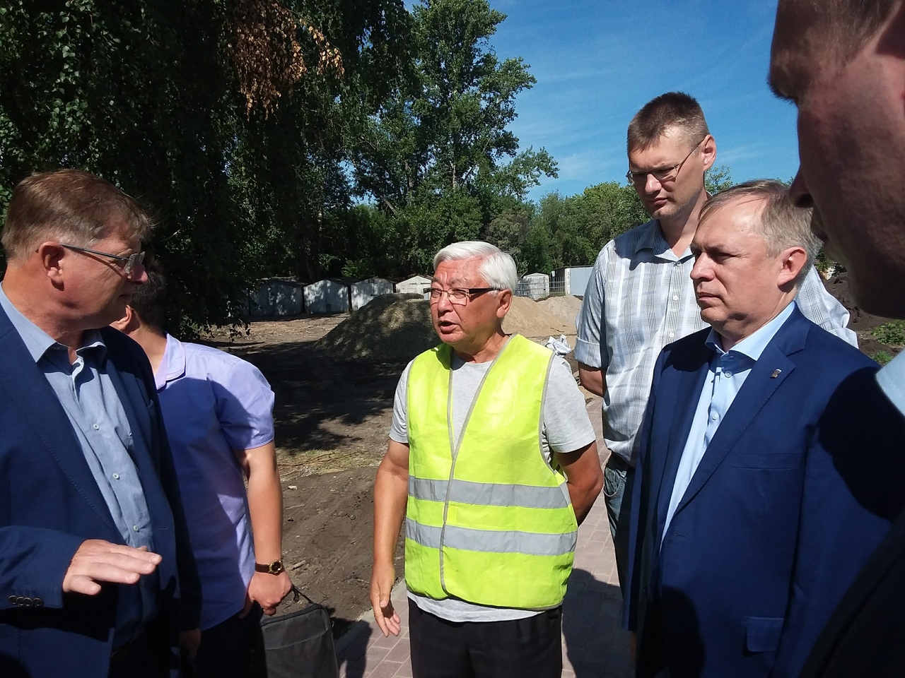 Омские депутаты впечатлились «тропой здоровья» в сквере авиаторов в Чкаловском поселке - фото Омские депутаты впечатлились «тропой здоровья» в сквере авиаторов в Чкаловском поселке - фото