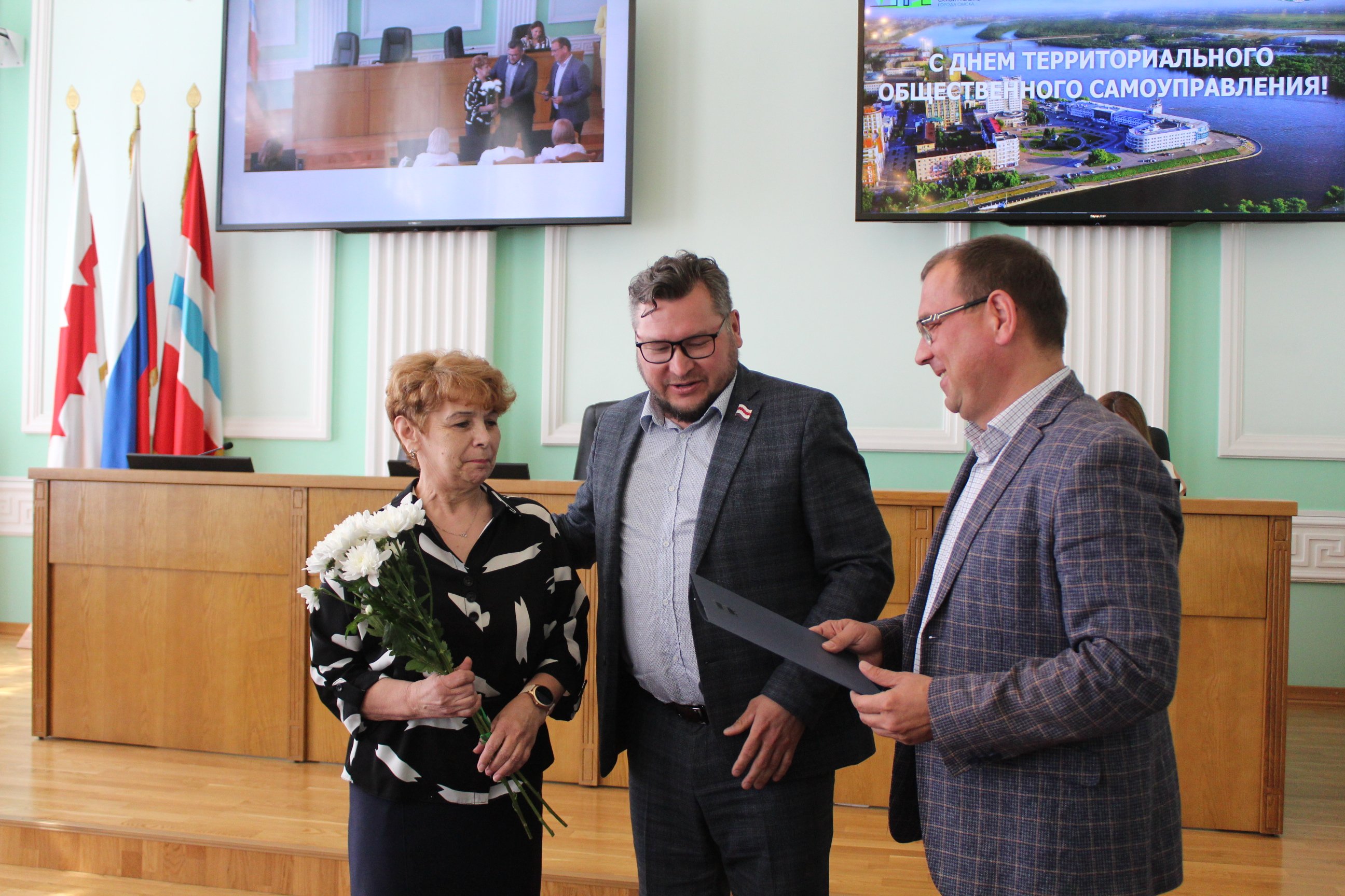 Депутаты горсовета торжественно отметили заслуги руководства омских КТОСов Депутаты горсовета торжественно отметили заслуги руководства омских КТОСов