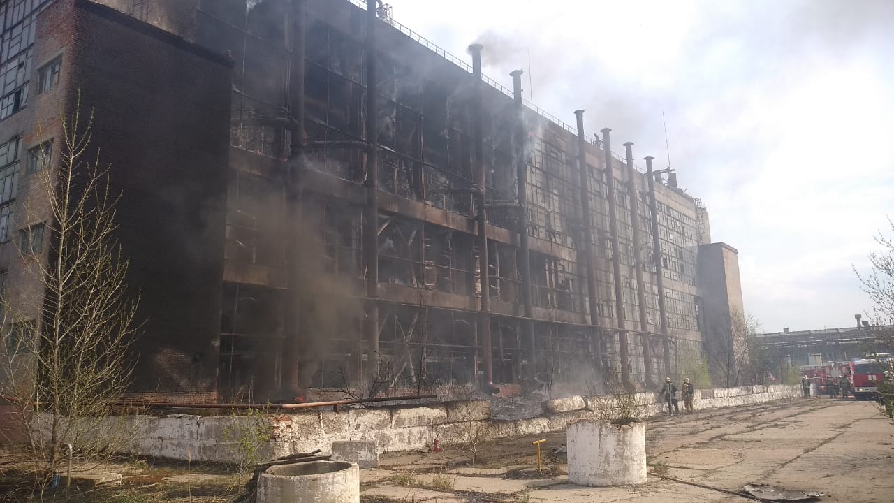 Мощный пожар разгорелся на предприятии по Красноярскому тракту в Омске Мощный пожар разгорелся на предприятии по Красноярскому тракту в Омске
