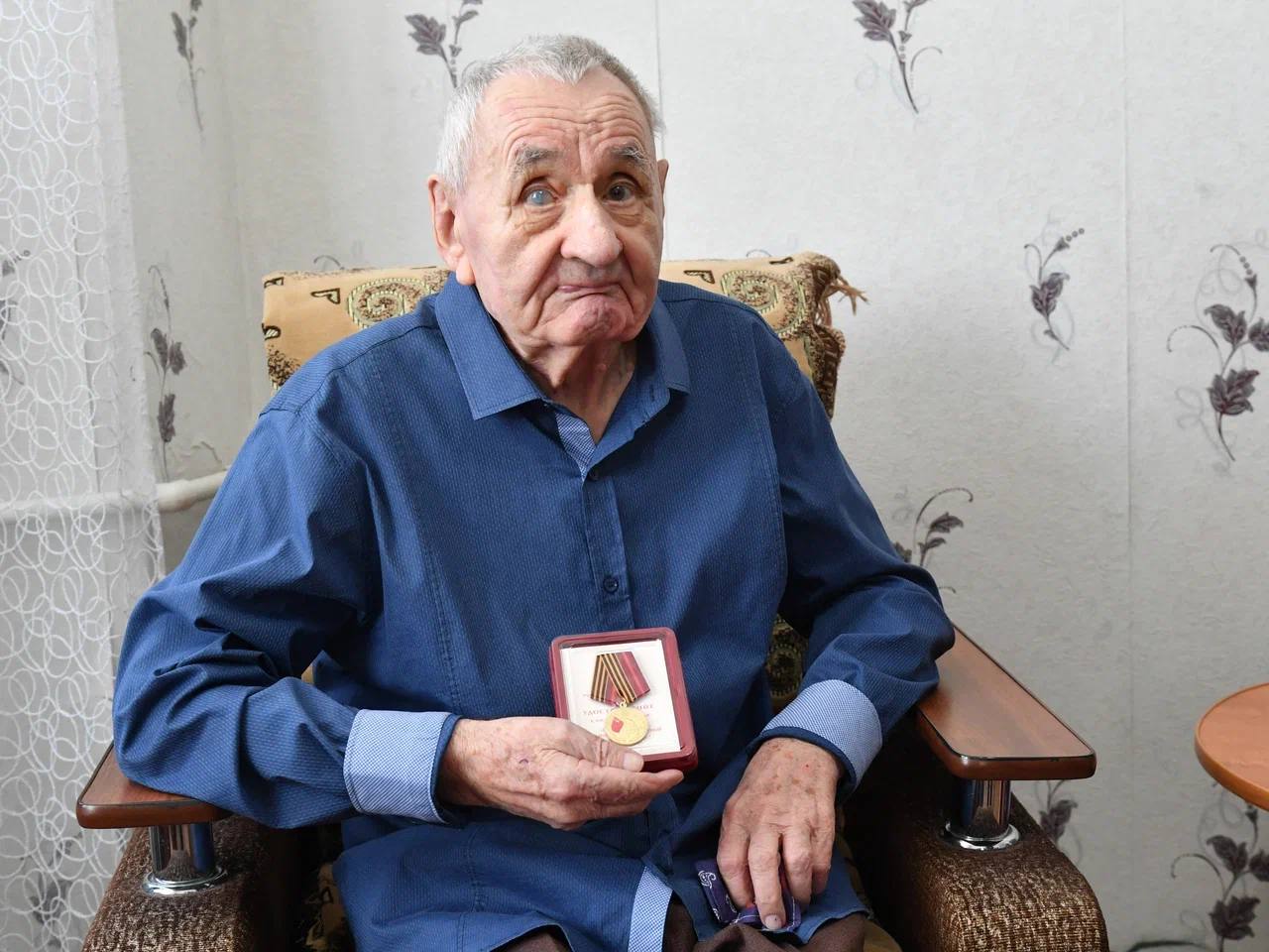 Виталий Хоценко вручил юбилейные медали к 80-летию Победы омским ветеранам Виталий Хоценко вручил юбилейные медали к 80-летию Победы омским ветеранам