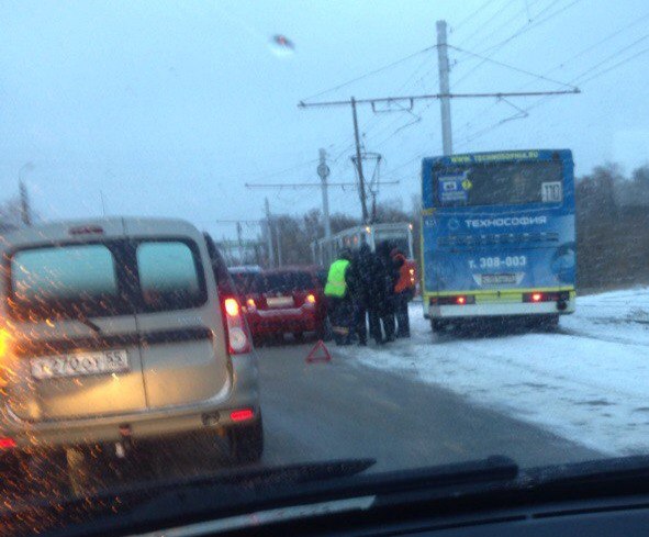 Утренний снегопад спровоцировал аварии и вогнал Омск в пробки