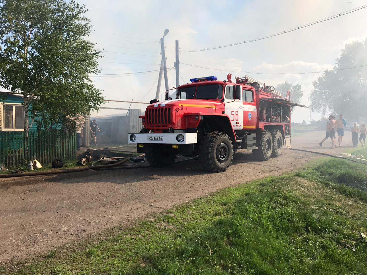 В Омской области три часа тушили сильный пожар в частном доме