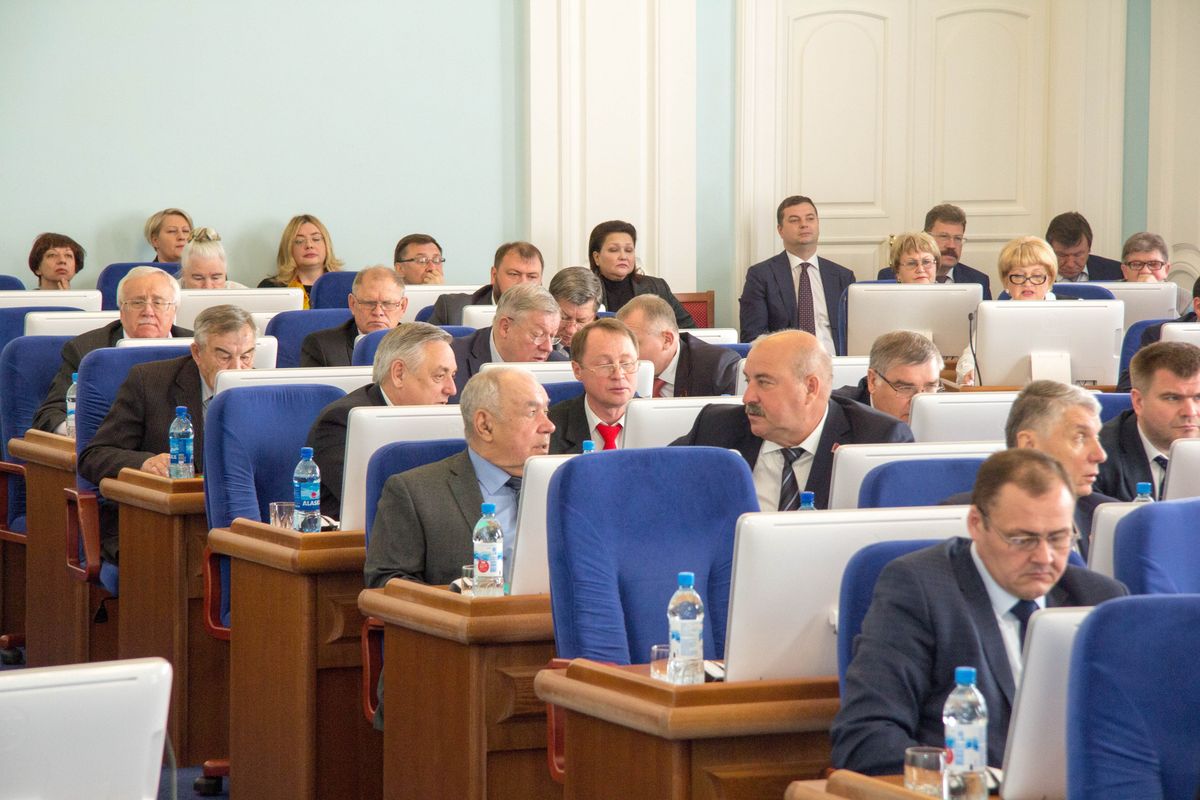 Кому достанутся чужие стулья в омском Заксобрании?