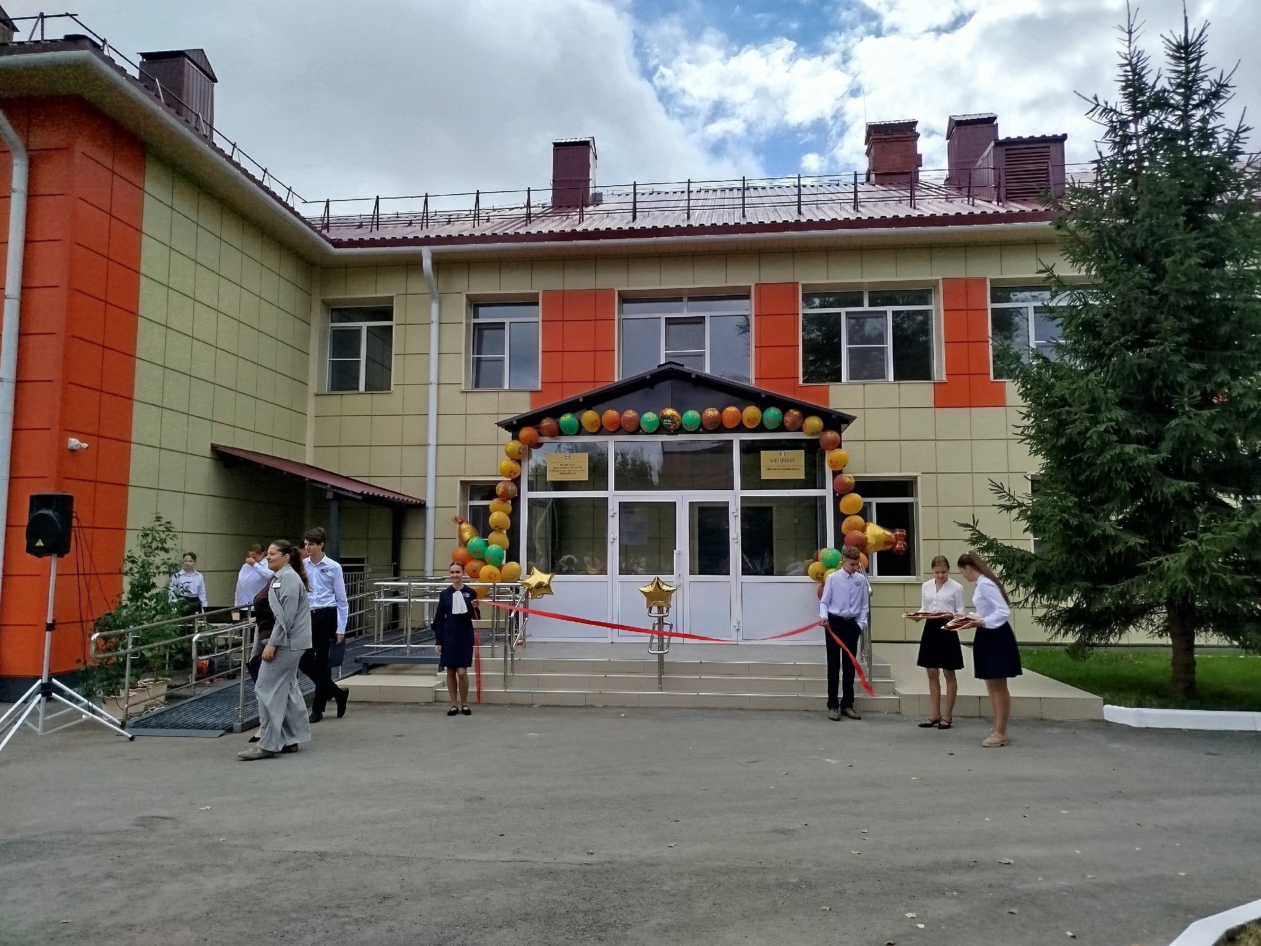 Владимир Корбут поприветствовал учеников новой начальной школы гимназии № 85 Владимир Корбут поприветствовал учеников новой начальной школы гимназии № 85