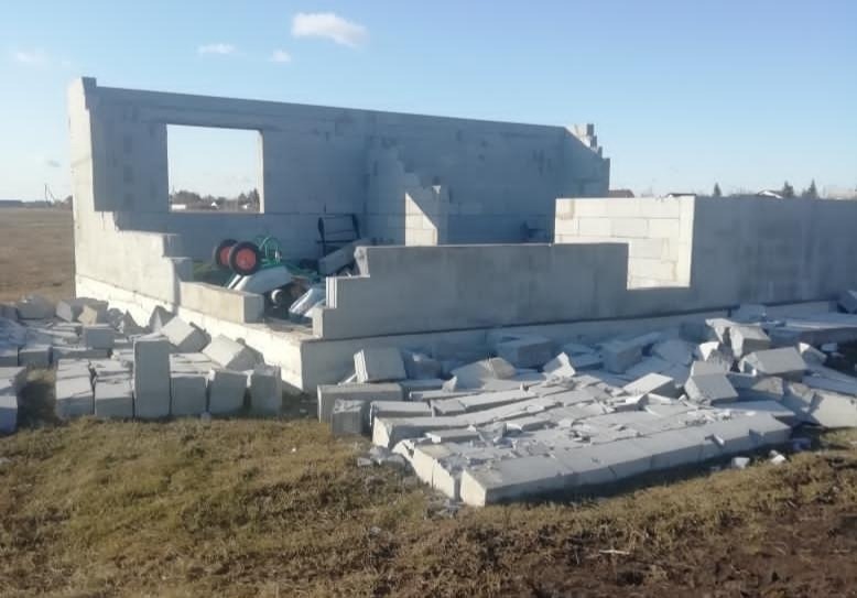 В Омской области продолжает хозяйничать ураган, разрушая дома и машины – фото В Омской области продолжает хозяйничать ураган, разрушая дома и машины – фото