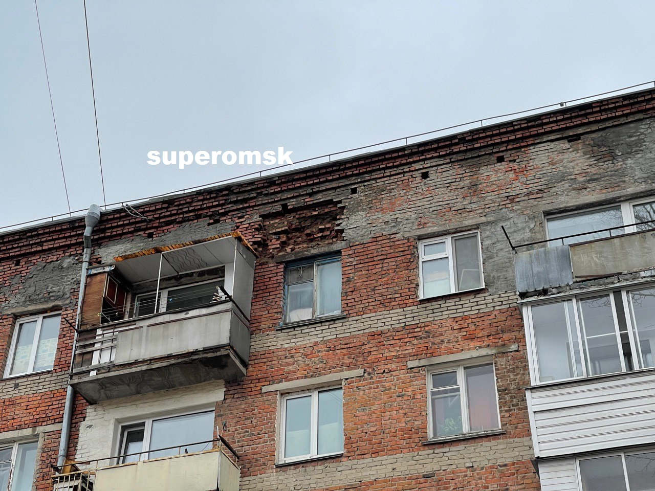 Пятиэтажка в Омске продолжает пугающе разрушаться Пятиэтажка в Омске продолжает пугающе разрушаться