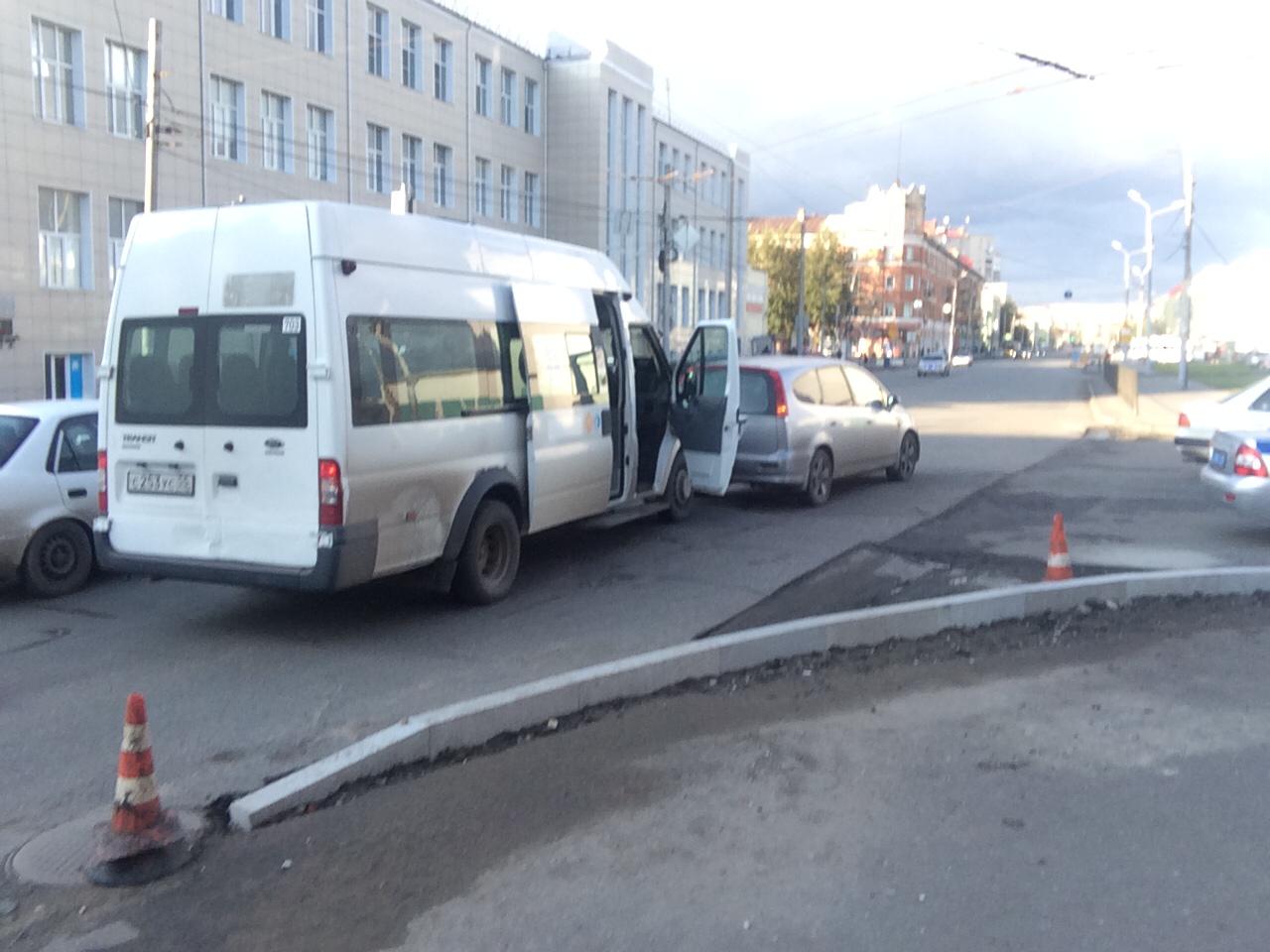 ДТП с маршруткой в Омске: трое пострадавших, в том числе ребенок ДТП с маршруткой в Омске: трое пострадавших, в том числе ребенок