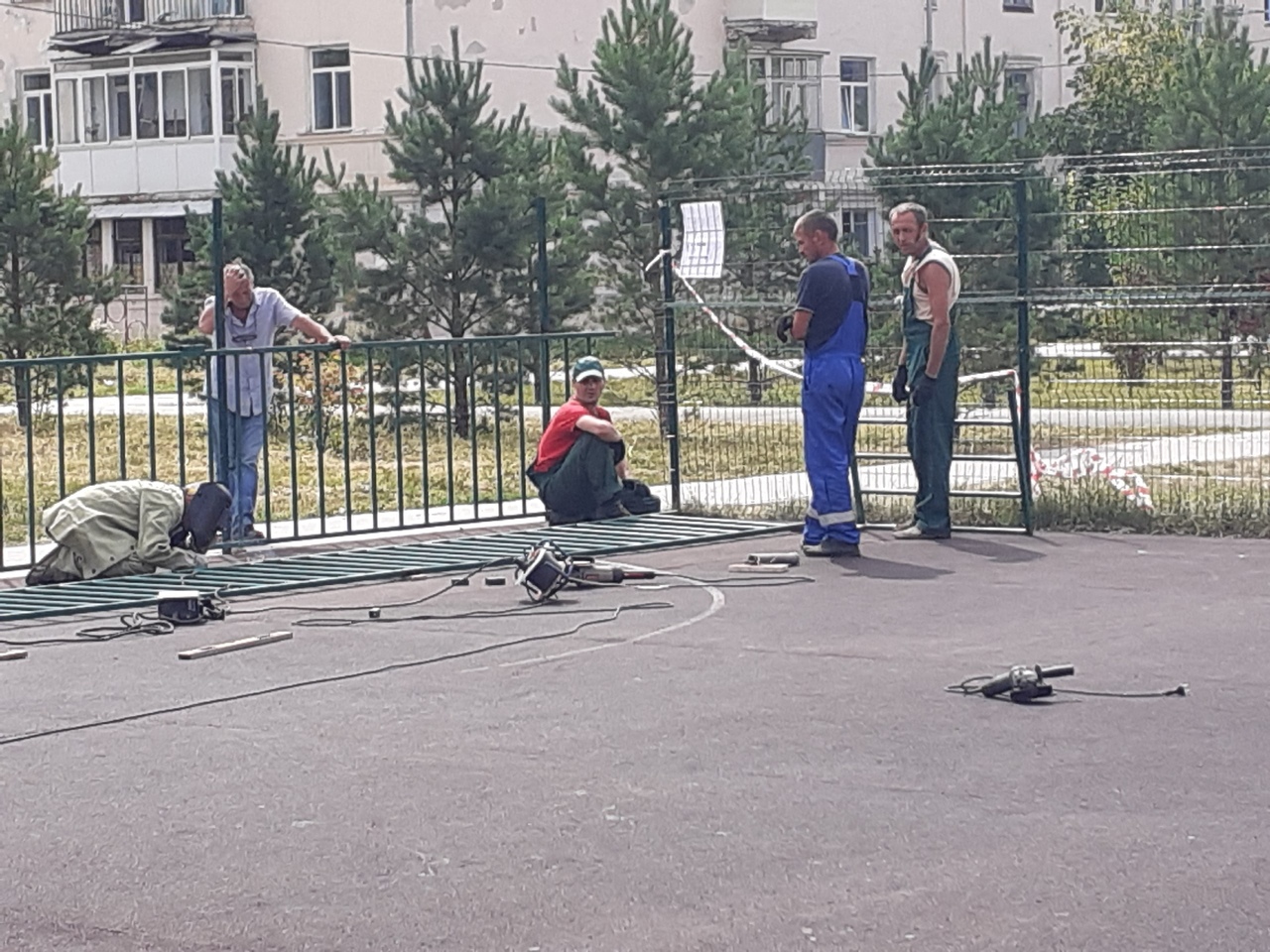 В сквере на окраине Омска реконструируют спортивную площадку В сквере на окраине Омска реконструируют спортивную площадку