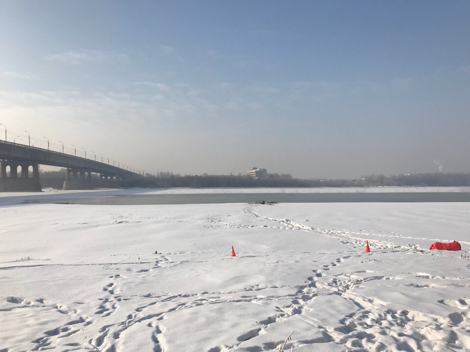 Омские водолазы ныряют в странную полынью под Ленинградским мостом без телекамер