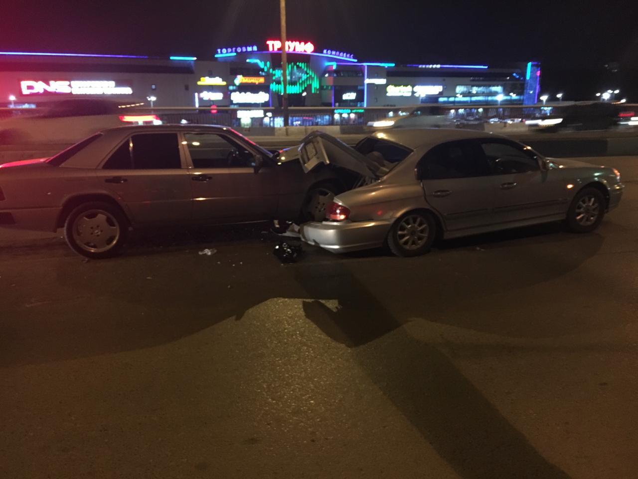 На мосту у «Триумфа» Mercedes мощно врезался в стоявшую иномарку с детьми На мосту у «Триумфа» Mercedes мощно врезался в стоявшую иномарку с детьми