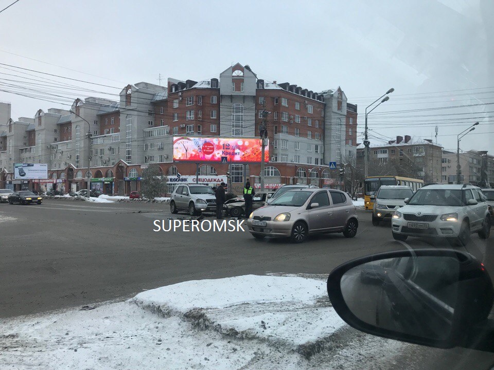 В центре Омска из-за столкновения трех машин образовалась плотная пробка – ФОТО В центре Омска из-за столкновения трех машин образовалась плотная пробка – ФОТО